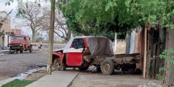 Vecinos denuncian por una camioneta abandonada