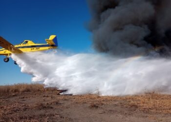 Incendio Forestales: Llega un avión hidrante para combatir el fuego