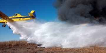 Incendio Forestales: Llega un avión hidrante para combatir el fuego