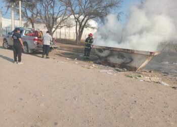 Otro contenedor de basura prendido fuego