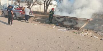 Otro contenedor de basura prendido fuego