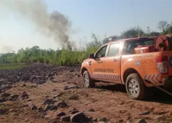 Buscan controlar un incendio de pastizales en Urundel