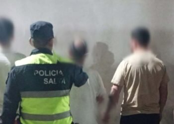 Cordobeses detenidos en Orán por robar con inhibidores de cierre de vehículos 