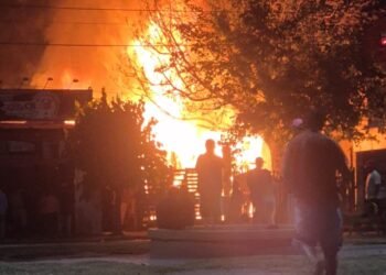 Un voraz incendio se produjo en la noche oranense