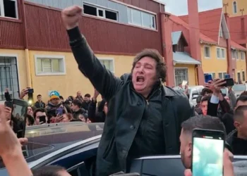 Milei debió suspender el acto de campaña en Ushuaia por protestas y retornó a Buenos Aires