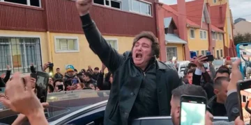 Milei debió suspender el acto de campaña en Ushuaia por protestas y retornó a Buenos Aires