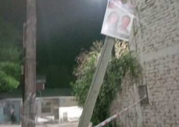 Otro poste a punto de caerse