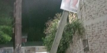 Otro poste a punto de caerse