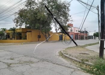 Otro poste a punto de caerse