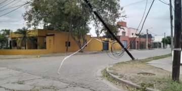 Otro poste a punto de caerse