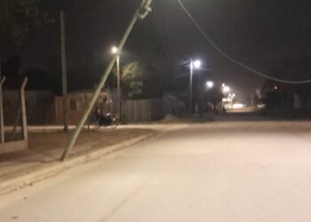 Otro poste a punto de caerse en la ciudad