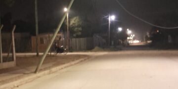 Otro poste a punto de caerse en la ciudad