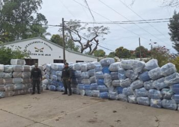 Intentaban pasar el río Bermejo en jangadas cargadas con 7 kilos de cocaína, más de tres toneladas de hojas de coca y 89.500 atados de cigarrillos