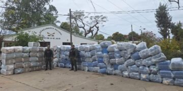 Intentaban pasar el río Bermejo en jangadas cargadas con 7 kilos de cocaína, más de tres toneladas de hojas de coca y 89.500 atados de cigarrillos