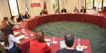 Sáenz evalúa reducir los ministerios y reestructurar el gabinete