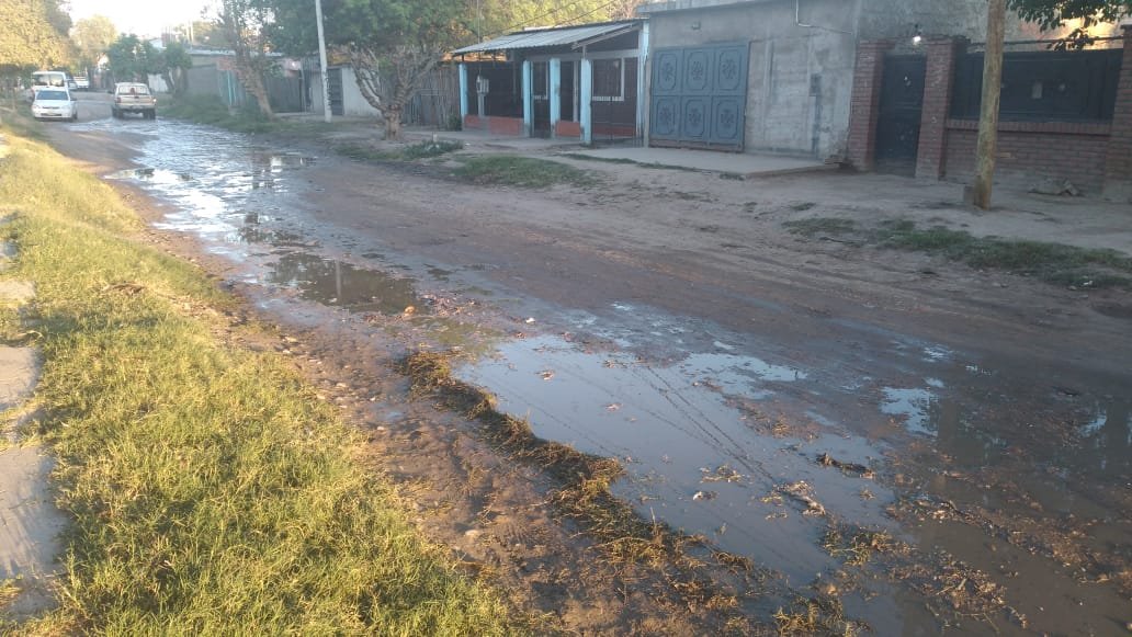 Vecinos reclaman una importante pérdida de agua - Radio Ciudad Oran