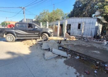 Camioneta chocó contra una vivienda en Orán