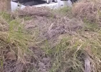 Camioneta cayó en un canal