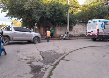 Chocaron una camioneta y una moto