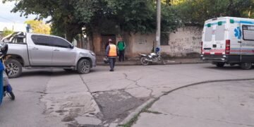 Chocaron una camioneta y una moto