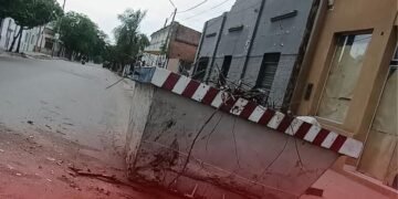 Iban en moto, chocaron un contenedor y uno falleció