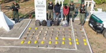 Gendarmes detienen a dos personas con 55 kilos de cocaína en una zona montuosa
