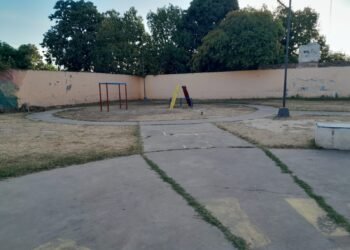 Vecinos piden mejoras en la plaza de Pueyrredón y Alberdi