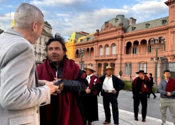 Sáenz reclamó las obras para Salta frente a Casa Rosada: “Vengo a cumplir con lo que le prometí a los salteños”