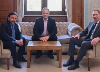 Reunión de Sáenz con Adorni y Santilli