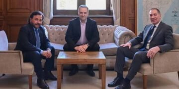 Reunión de Sáenz con Adorni y Santilli