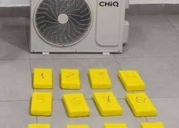 Abandonan un aire acondicionado lleno de cocaína en una parada de colectivos de Aguas Blancas