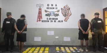 Traficaban 46 kilos de cocaína en sus espaldas