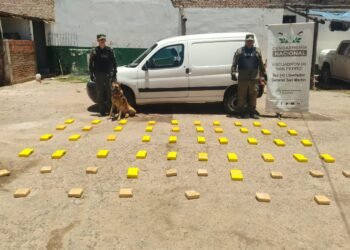 Ocultó en un doble fondo de su vehículo 52 kilos de cocaína