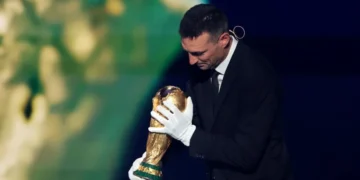 Scaloni entró con la Copa del Mundo al sorteo: “Lo vamos a volver a intentar”