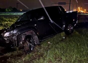 Soledad Cabrera volcó en su camioneta y arrancó postes del alumbrado público