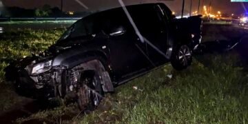 Soledad Cabrera volcó en su camioneta y arrancó postes del alumbrado público