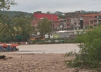 Esta cortado el paso por chalanas en Aguas Blancas