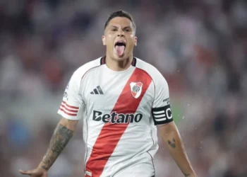 River ganó con un doblete de Juanfer Quintero
