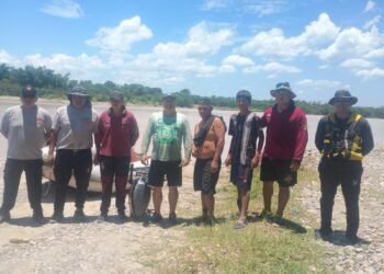 Policías rescataron a dos personas en el río Pescado 