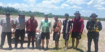 Policías rescataron a dos personas en el río Pescado 