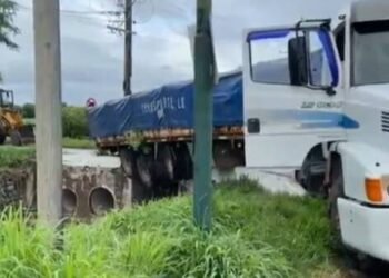 Camionero manejaba con 1.7 de alcohol en sangre casi termina volcando dentro de un canal