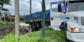 Camionero manejaba con 1.7 de alcohol en sangre casi termina volcando dentro de un canal