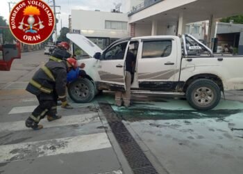 Incendio vehicular en la estación de servicio YPF