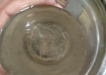 Vecinos denuncian que el agua sale con arena