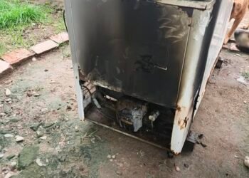 Bomberos asistieron en el incendio de un freezer