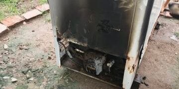 Bomberos asistieron en el incendio de un freezer