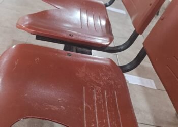 Vecinos denuncian el mal estado de las sillas en el Nuevo Centro Municipal