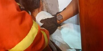 Bomberos asistieron a un vecino que quedó aprisionado en la tapa del inodoro