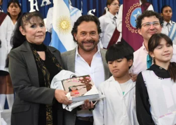 Sáenz inició la distribución de kits y manuales escolares en toda la provincia