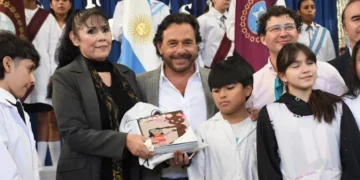 Sáenz inició la distribución de kits y manuales escolares en toda la provincia